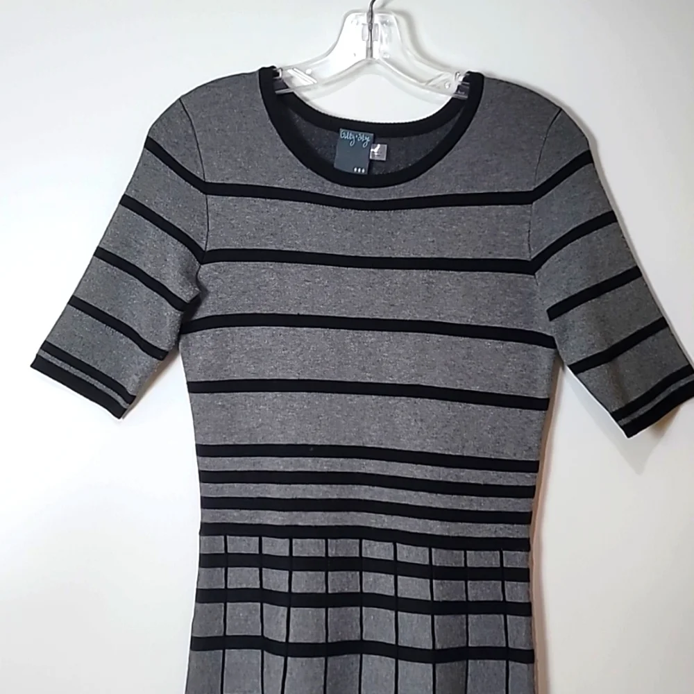 Gabby Skye Gray w/Black knit fit & flare Dress